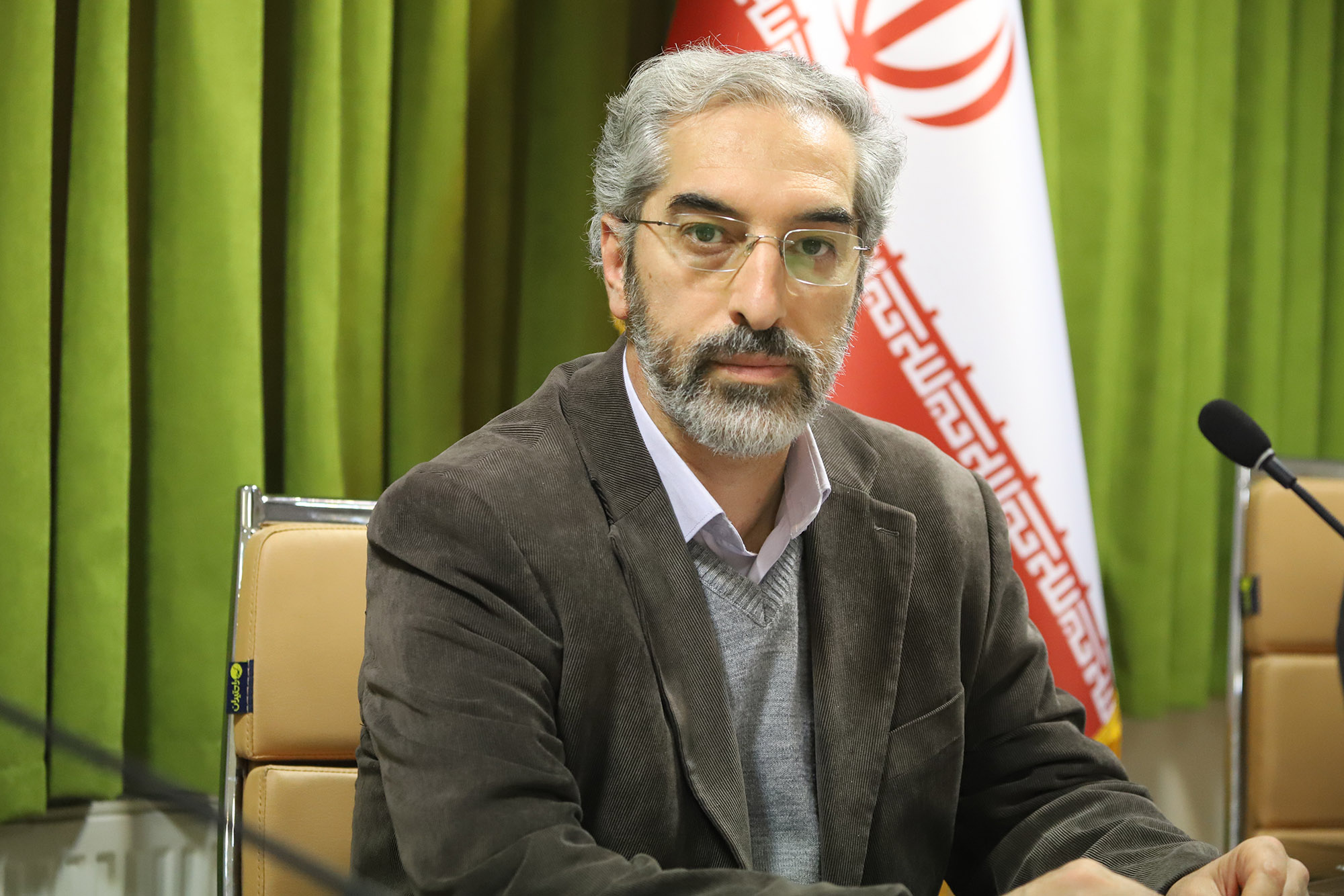 جلسه شورای سیاست گزاری بیست و یکمین جشنواره بین المللی نمایش‌های آیینی سنتی، با حضور دکتر کاظم نظری مدیرکل هنرهای نمایشی، دکتر احمد جولایی دبیر جشنواره و اعضای شورای سیاست‌گزاری، حسن قنادیان، هوشنگ جاوید، داوود فتحعلی بیگی، محمد باقر قهرمانی برگزار شد.  3